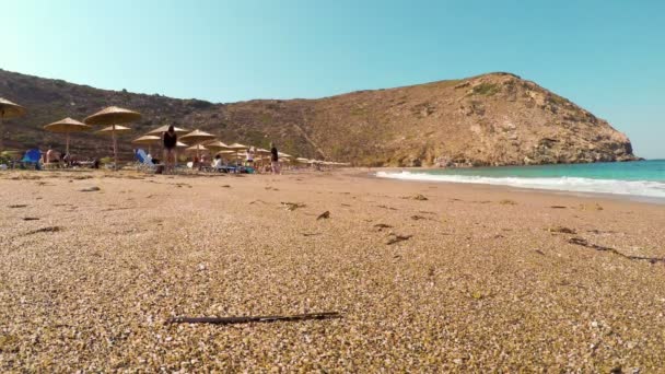 在希腊安德罗斯岛 Zorkos 著名海滩享受夏日时光的人们 — 图库视频影像
