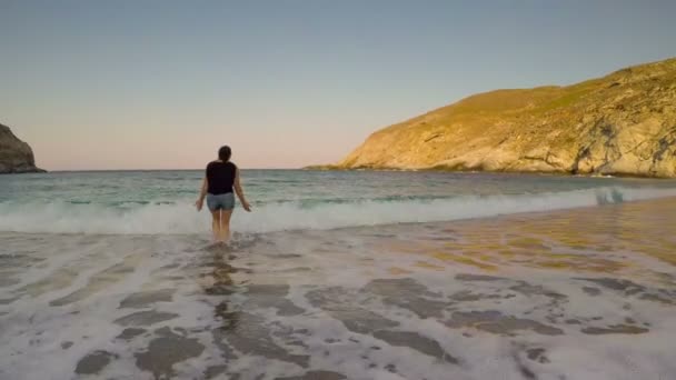 Mulher Desfrutando Suas Férias Verão Praia Zorkos Andros Brincando Com — Vídeo de Stock
