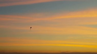 Paraglider spor güzel bir gökyüzü karşı.