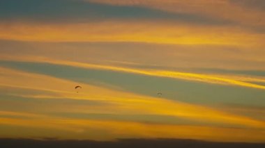 Paraglider yapan bir biri ile güzel dramatik gökyüzü.