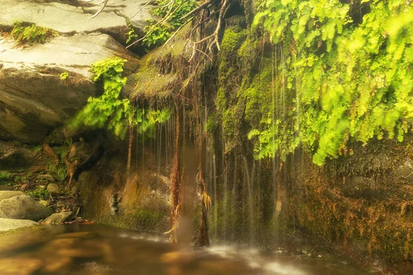 希腊安德罗斯岛的皮萨拉美丽瀑布 — 图库照片
