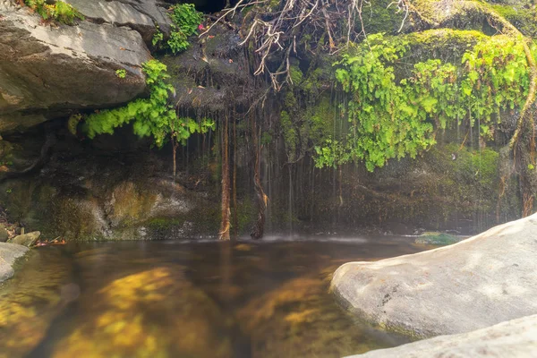安德罗斯的皮萨拉瀑布 美丽的夏季目的地 — 图库照片