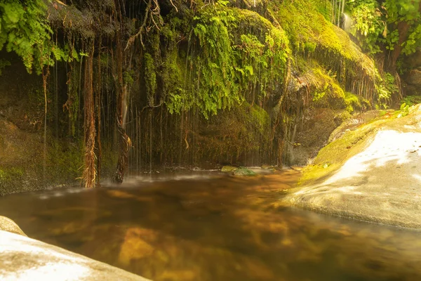 美丽的夏季目的地皮萨拉瀑布在安德罗斯岛 — 图库照片