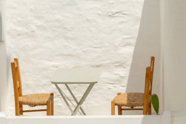 İki sandalye ve bir tablo. Retro doğal Andros Adası Yunanistan.