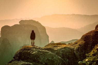 Meteora Yunanistan nefes kesici manzarası ile bir kayada duran bir kadın