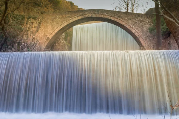 希腊的帕莱奥卡利亚瀑布 著名的旅游目的地 — 图库照片
