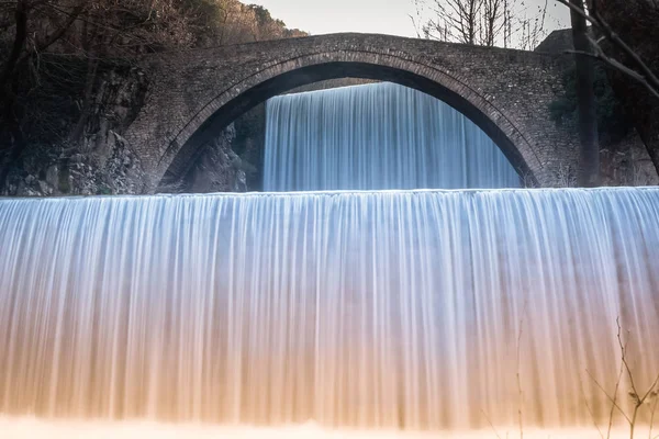 希腊的帕莱奥卡利亚瀑布 长曝光摄影 — 图库照片