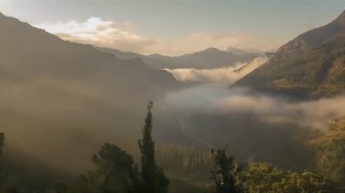 KALAVRITA dağın Yunanistan hızlı hareket. Sis ile dramatik gökyüzü.