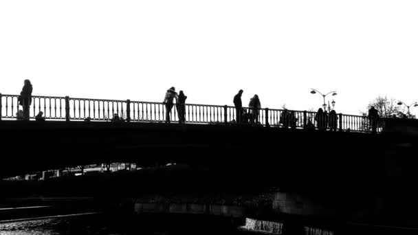 Trikala Brug Met Mensen Silhouetten Zwart Wit — Stockvideo