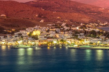 Yunanistan'ın Andros adasında gece Gavrio limanı.