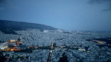 Yunanistan'da Atina'nın gece manzarası. Yukarıdan görüntüle.