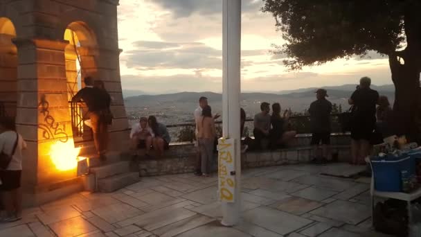 希腊雅典 2019年6月12日 在希腊雅典的莱卡贝图斯 人们享受着他们的时间 从顶部欣赏美丽的景色 — 图库视频影像