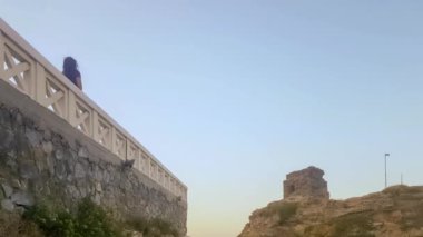 Yunanistan'ın Andros adasında yürüyen ve manzarayı gören kadın.
