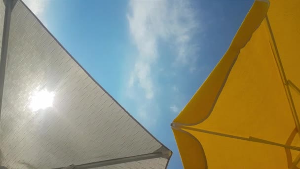 Strand Paraply Mot Solen Och Den Blå Himlen Sommardag — Stockvideo