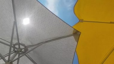 Rüzgarlı bir yaz sıcak bir günde Plaj şemsiyesi.