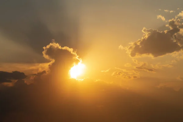 Solen Komma Molnen Molnig Eftermiddag — Stockfoto