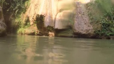 Yunanistan 'ın Gialova köyü yakınlarındaki Kalamari şelalesinde yüzüyorlar.