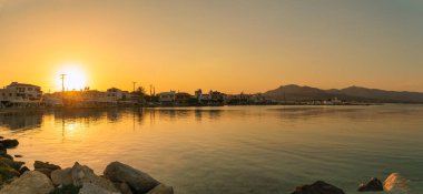 Yunanistan 'da Elafonisos' ta günbatımı. Ünlü bir turistik yer..