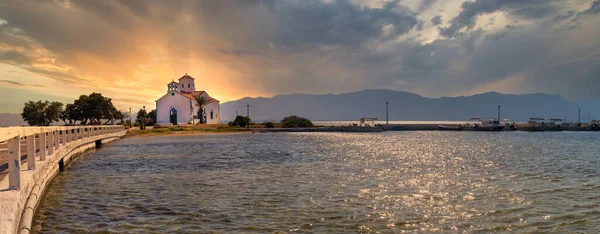 Yunanistan Elafonisos Kentindeki Aziz Spyridon Kilisesi Panoraması Gün Batımına Karşı — Stok fotoğraf