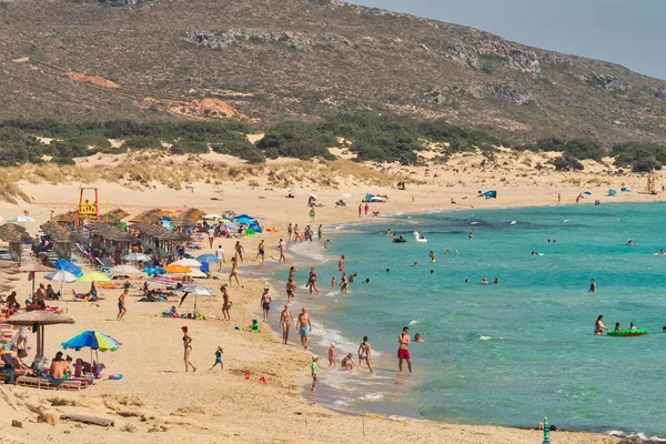 Люди Наслаждаются Своим Летним Отдыхом Пляже Simos Элафонисосе Греции — стоковое фото