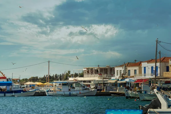 Yunanistan Daki Elafonisos Limanı Dramatik Bir Gökyüzü Ünlü Turistik Mekan — Stok fotoğraf