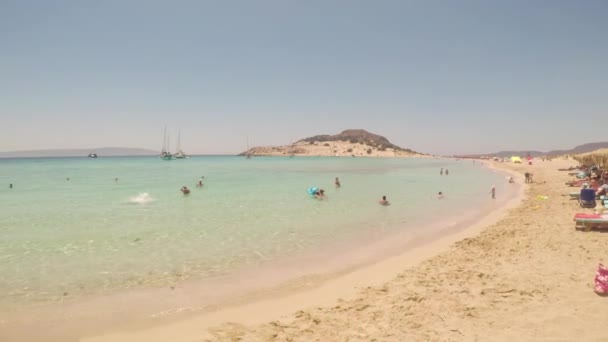 Playa Simos Elafonisos Grecia Con Turistas Gente Local Disfrutando Del — Vídeos de Stock