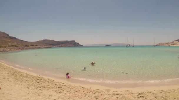 Turistas Gente Local Disfrutando Del Verano Isla Elafonisos Grecia — Vídeos de Stock