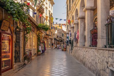 03 Ağustos 2025, Korfu Yunanistan. Turistlerin ve yerel halkın olduğu eski bir kasaba..