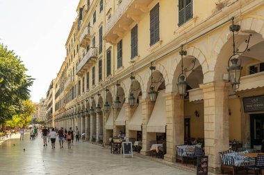 03 Ağustos 2025, Korfu Yunanistan. Liston 'un ünlü meydanı. Turistler ve yerel halk tatilde..