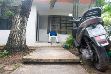 Mavi havlu ve evin verandada mavi flip flop ile beyaz chear. Tropikal doğa etrafında ve motosiklet üzerinde ilk plan. Latin Amerika kavramı. Tropik ülke kavramı. Downshifting.