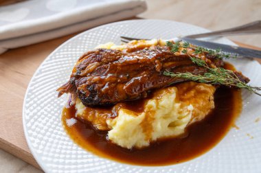 Et suyu ve patates püresi ile pişirilmiş domuz pirzolası.