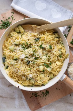 Kabaklı kızarmış şehriye, yumurta ve parmesan peyniri taze ve ev yapımı.