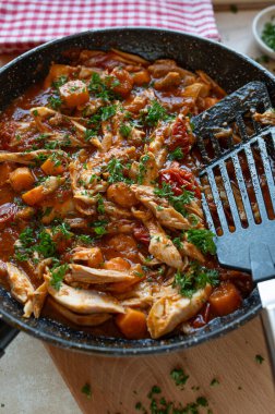 Tavada sebzeli ev yapımı tavuk.