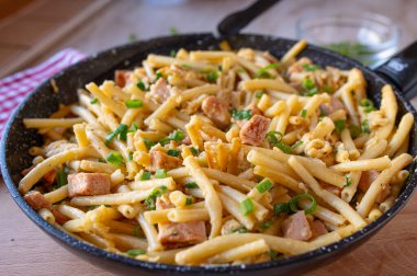 Tavada yumurta ve sosisli kızarmış makarna.