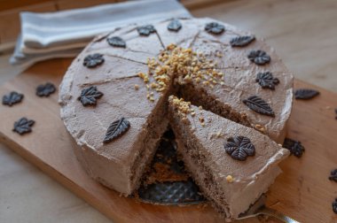 Ev yapımı çikolata kremalı pasta 