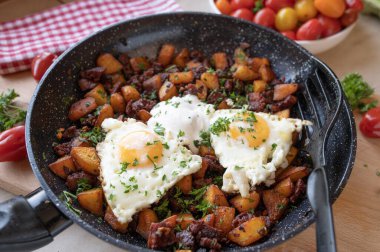Tavada kızarmış balkabağı, domuz pastırması ve yumurta. Taze ve ev yapımı.