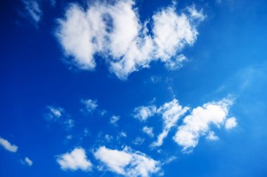 Katmanlı Beyaz Bulutlu Parlak Mavi Gökyüzü. Yüksek kaliteli bir fotoğraf yumuşak, katmanlı beyaz bulutlu canlı mavi bir gökyüzü seyahat reklamları, doğa temaları ya da huzurlu yaşam tarzı görselleri için mükemmel..