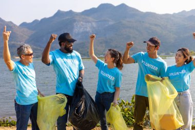Genç ve çeşitlilik gönüllülerinden oluşan bir grup, River Beach 'teki çöpleri ve atık ayırma projelerini temizlemek için açık havada sosyal hizmetlerin tadını çıkarıyor.