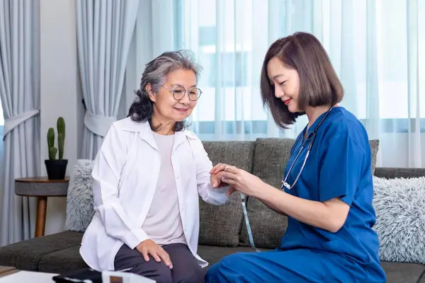 Seniorin Bekam Besuch Von Pflegerin Hause Während Sie Das Ergebnis — Stockfoto