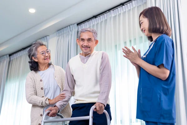 Seniorenpaar Bekommt Besuch Von Pflegerin Hause Während Unterstützende Frau Nach — Stockfoto