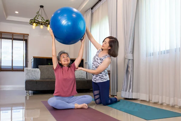 Старшая Азиатская Женщина Упражняется Дома Используя Мяч Йоги Основного Тела — стоковое фото