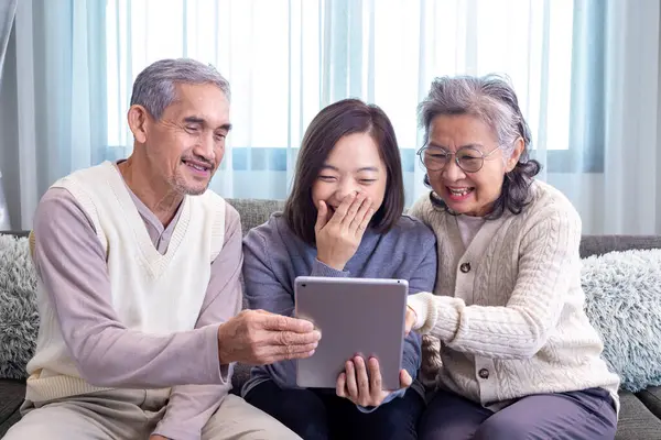 Asiatisk Familj Återförening Äldre Far Mor Och Dotter Sitter Soffan — Stockfoto