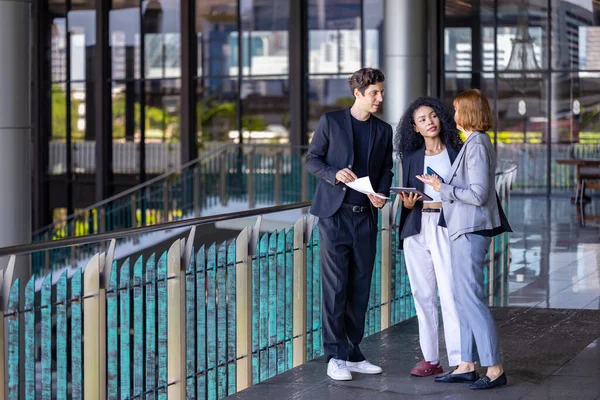 Çeşitli iş adamları yeni proje ve planlama için ofis binasında dolaşırken yatırım gayrimenkulleri üzerine yeni stratejik strateji projeleri üzerinde tartışıyorlar.