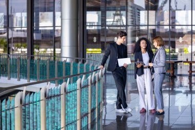 Çeşitli iş adamları, yeni proje ve planlama için ofis binasında dolaşırken yatırım gayrimenkulleri üzerine yeni stratejik strateji projesi üzerinde tartışıyorlar.