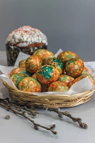 Geleneksel Paskalya Paskalya kek, yumurta ve söğüt dalları ile ayarla.