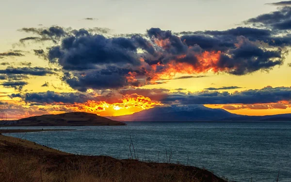 Gölün üzerinde gün batımı.