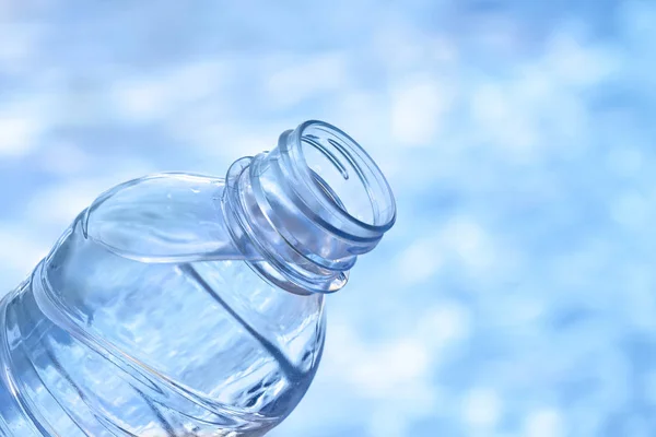 Botella Plástico Agua Contra Fondo Azul Fresco —  Fotos de Stock