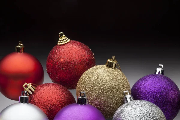 Bolas Navidad Coloridas Colocadas Sobre Fondo Negro — Foto de Stock