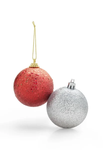 两个圣诞球红色和银色的颜色 一个挂在绳子上的白色背景 — 图库照片