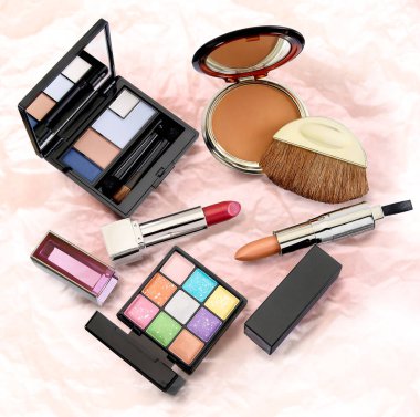 Kozmetik seti. Ruj, pudra ve göz farı..